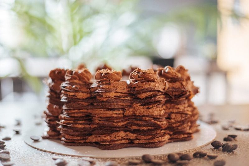 Schokoladen Crêpe Cake von FitCake Berlin – ohne Zuckerzusatz